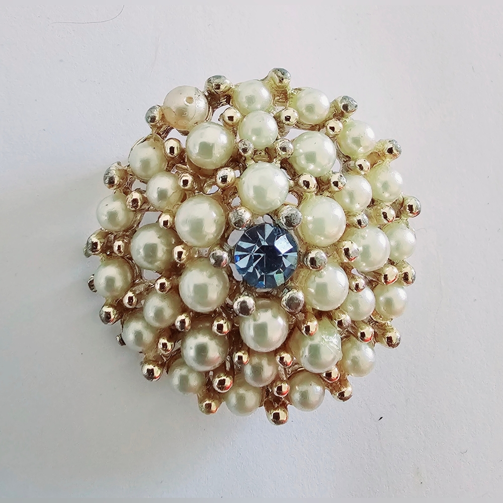 Brilliant lovely 1950 pearl dome cluster bauble blue rhinestone center brooch - Picture 1 of 6